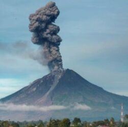 CHUTOGEL - Gunung Lewotobi di Nusa Tenggara Timur: Aktivitas Vulkanik Terbaru