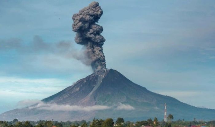 CHUTOGEL - Gunung Lewotobi di Nusa Tenggara Timur: Aktivitas Vulkanik Terbaru